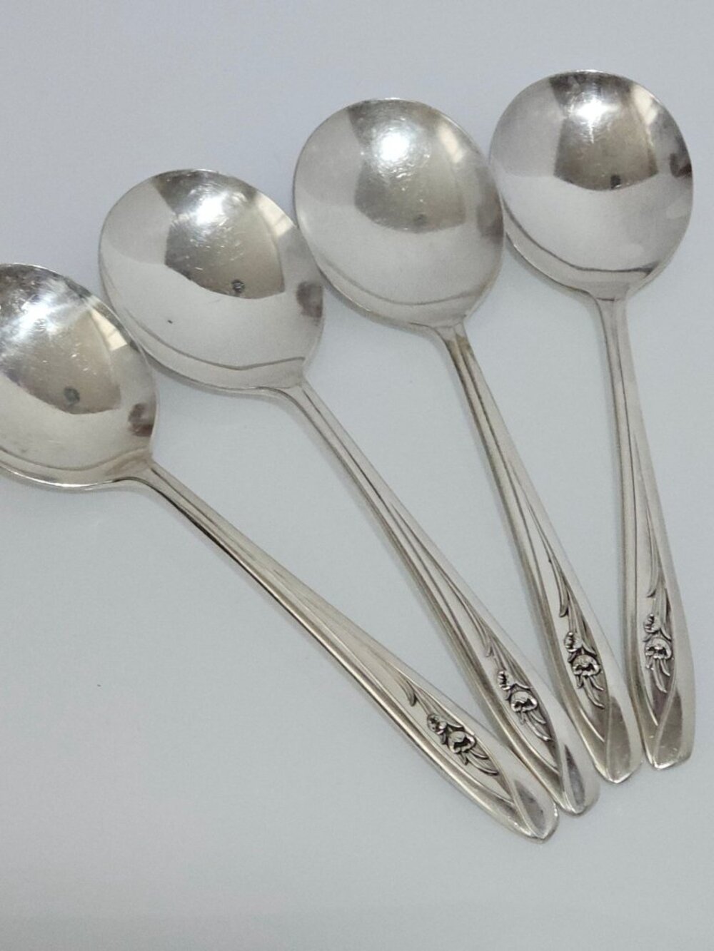 4 International Silver Tulip Soup Spoon round floral 1950s vtg minimalist MCM - Picture 8 of 8